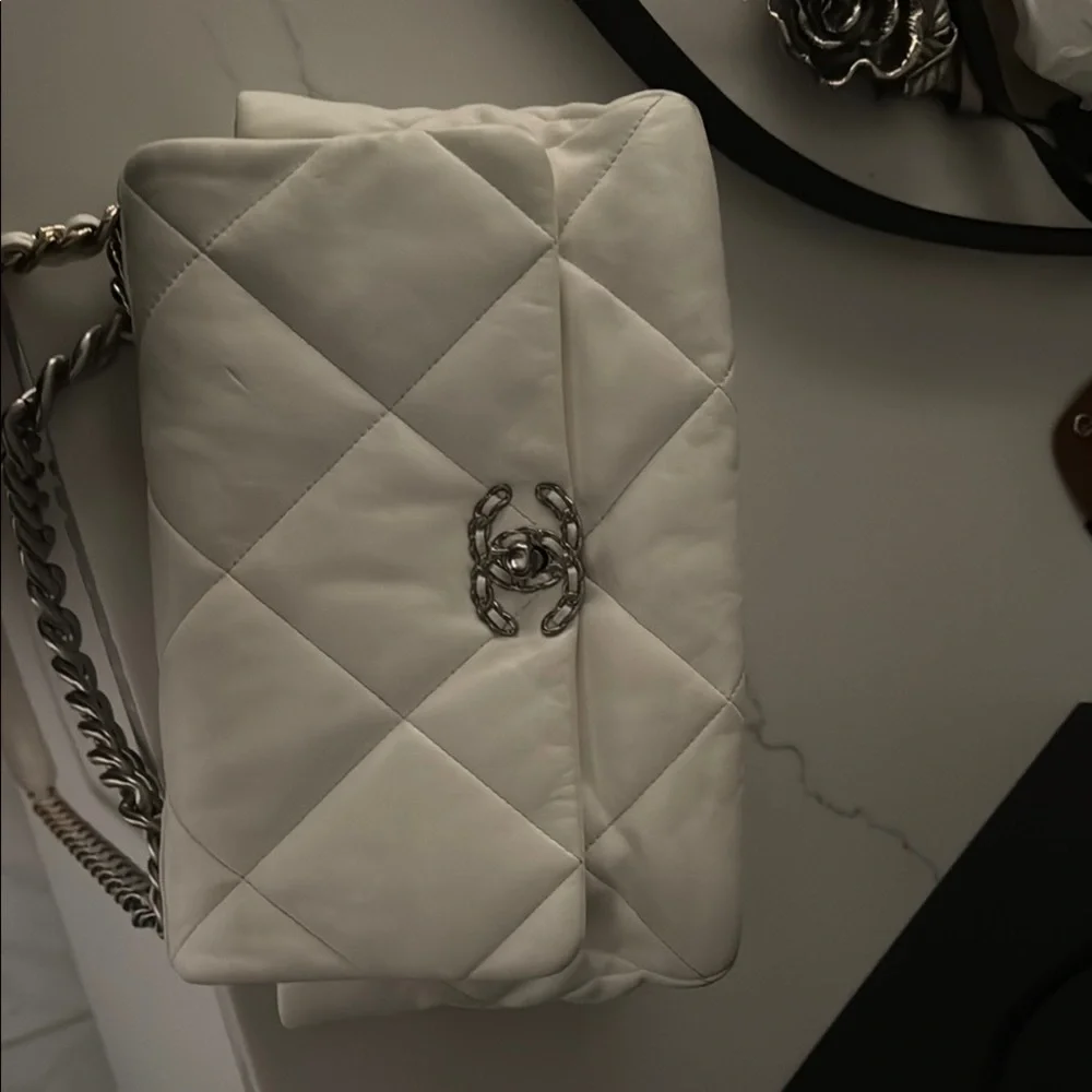 CHANEL 19 White, silver, and gold Quilted Shoulder Bag with Flap Closure - Picture 8 of 10
